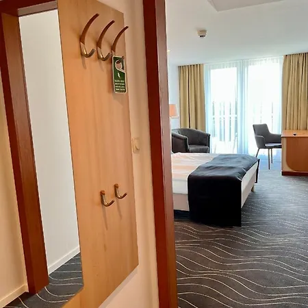 Holiday Resorts ホテル バラトンサールソー