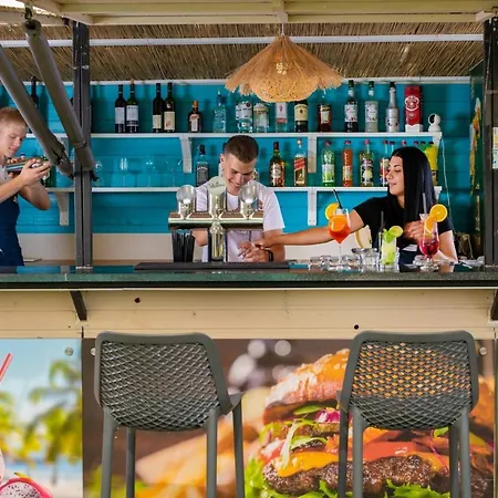 מלון Holiday Resorts 3*