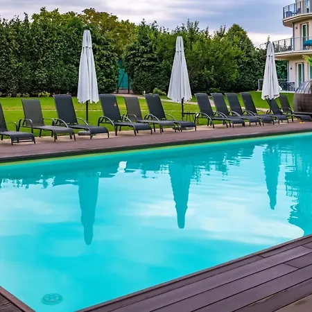 호텔 Holiday Resorts 3*