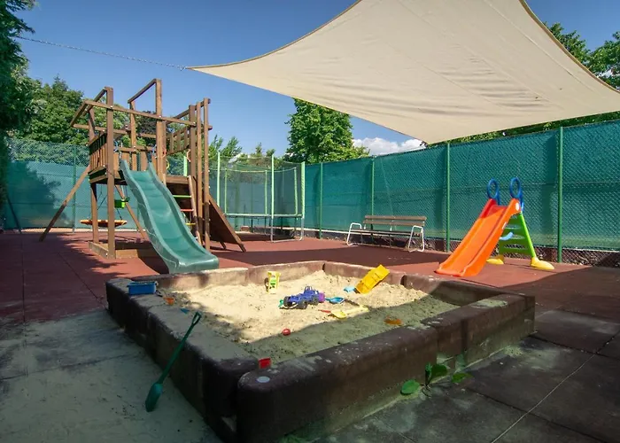 Holiday Resorts מלון 3*