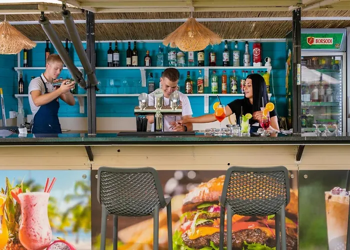 מלון Holiday Resorts 3*